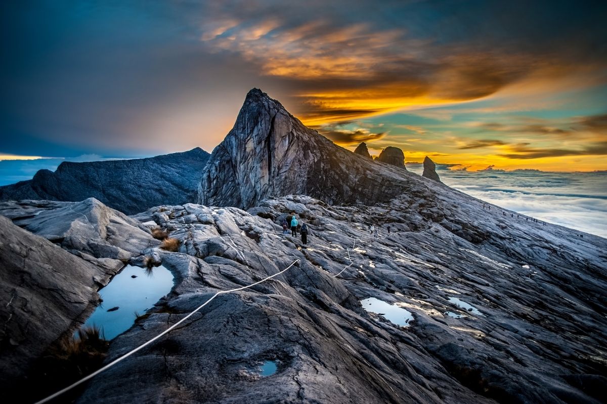 Mount Kinabalu (zdroj obrázku: canva.com)