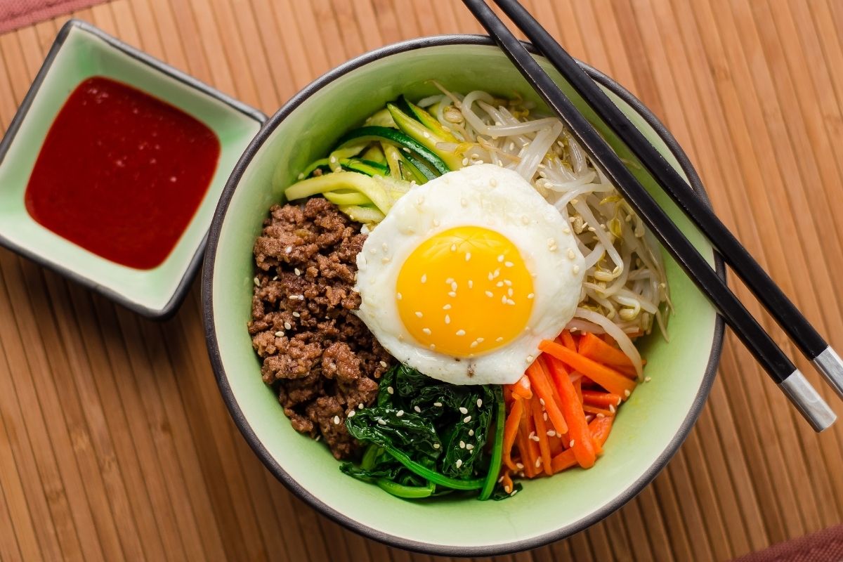 Bibimbap (zdroj obrázku: canva.com)