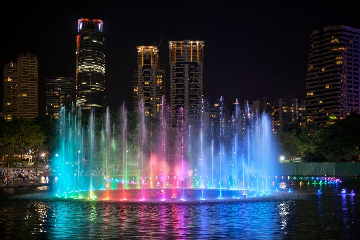 Súčasťou parku sú aj farebné fontány (zdroj obrázku: canva.com)