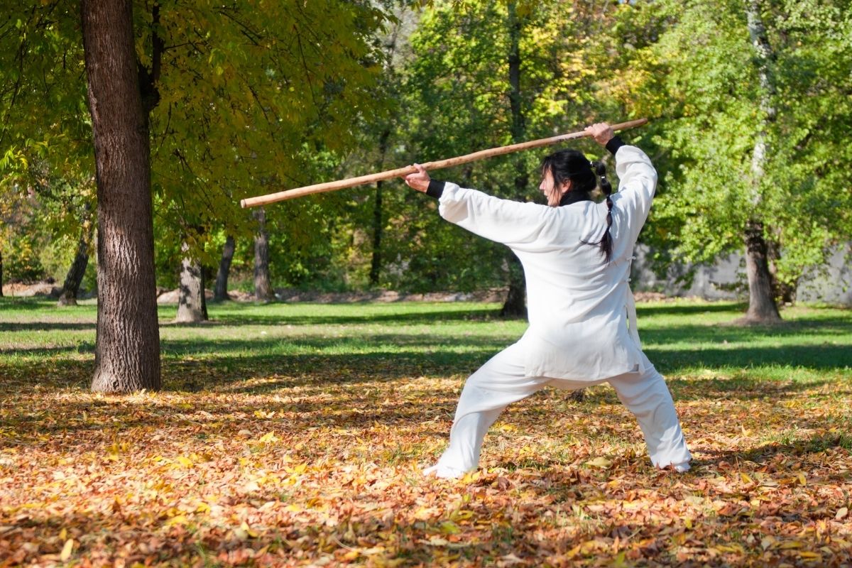 Pri cvičení Kung Fu sa využívajú rôzne zbrane (zdroj obrázku: canva.com)