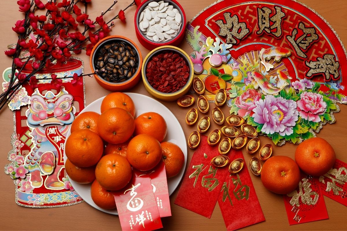 Počas osláv Čínskeho nového roka sa pri prestretom stole stretáva celá rodina (zdroj obrázku: canva.com)
