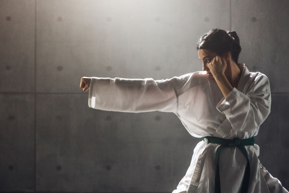 Farba opasku v karate určuje úroveň bojovníka (zdroj obrázku: canva.com)