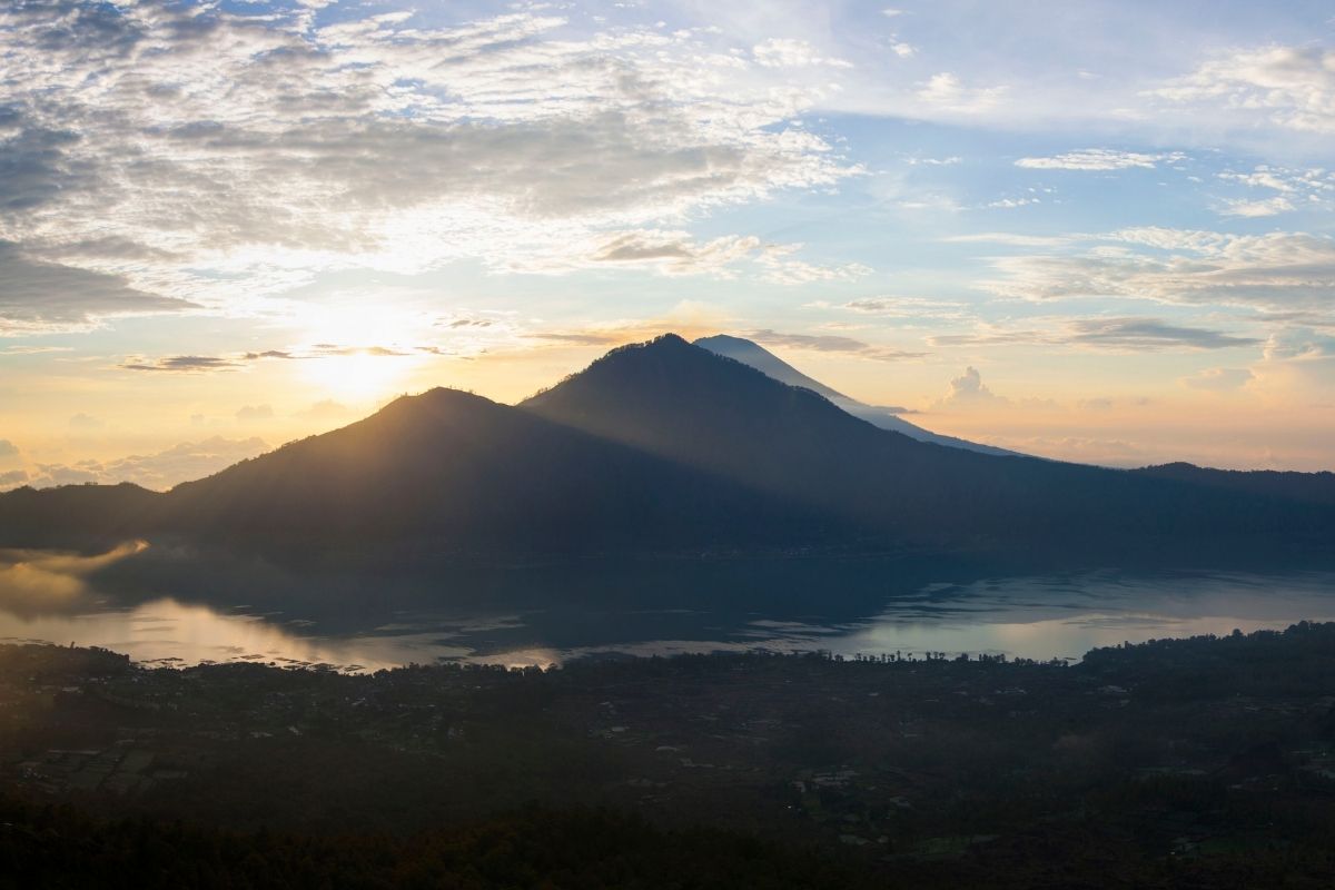 Sopka Batur (zdroj obrázku: canva.com)