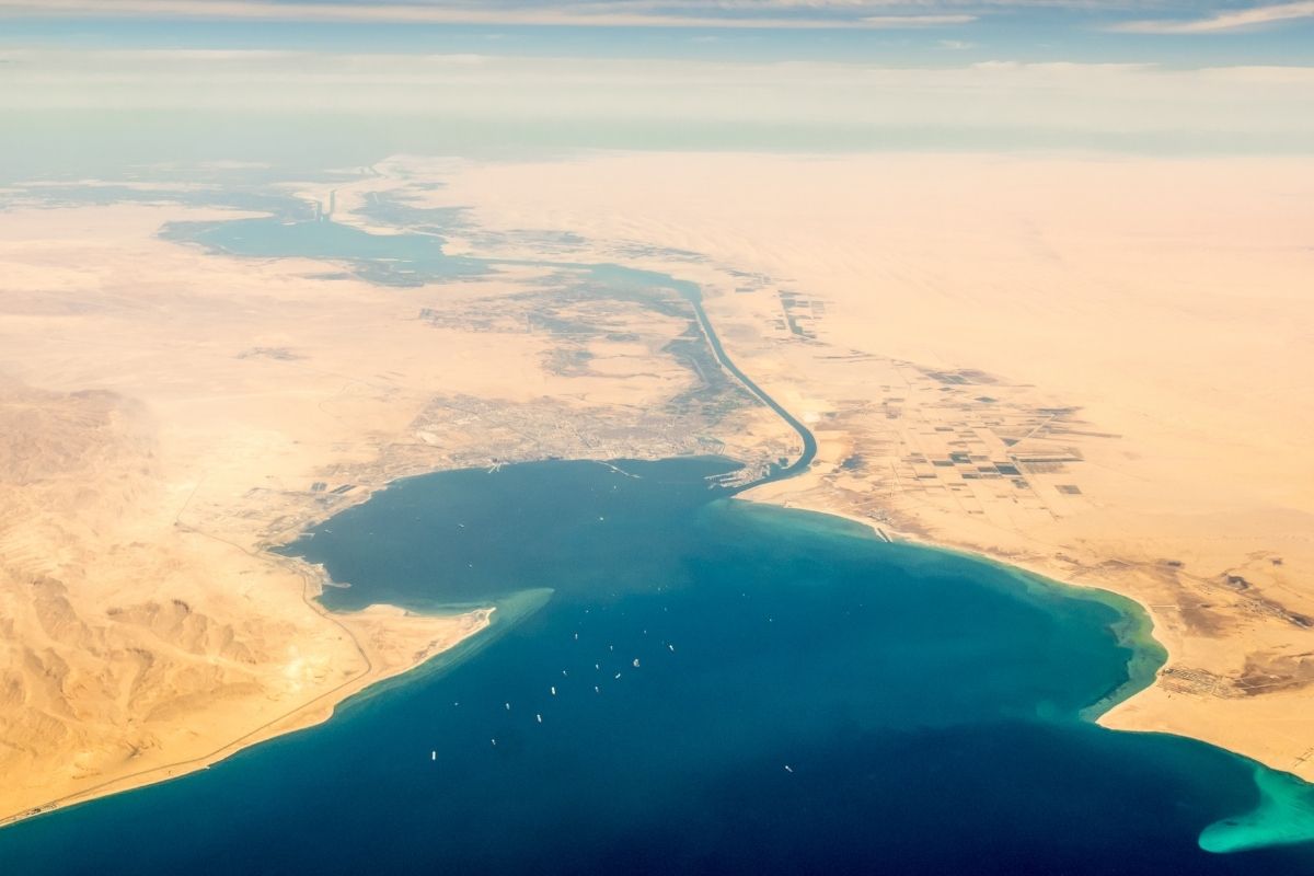 Suezský prieplav (zdroj obrázku: canva.com)