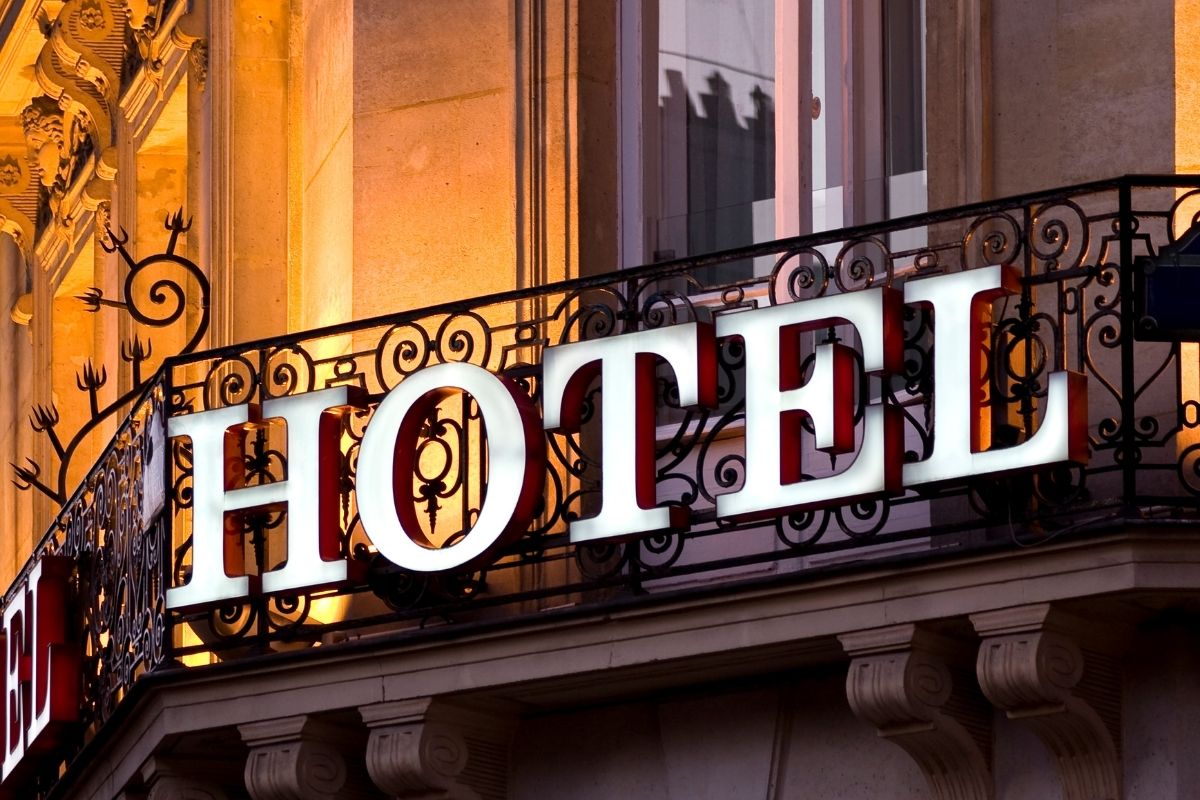 Názov hotela nemusí označovať len ubytovanie (zdroj obrázku: canva.com)