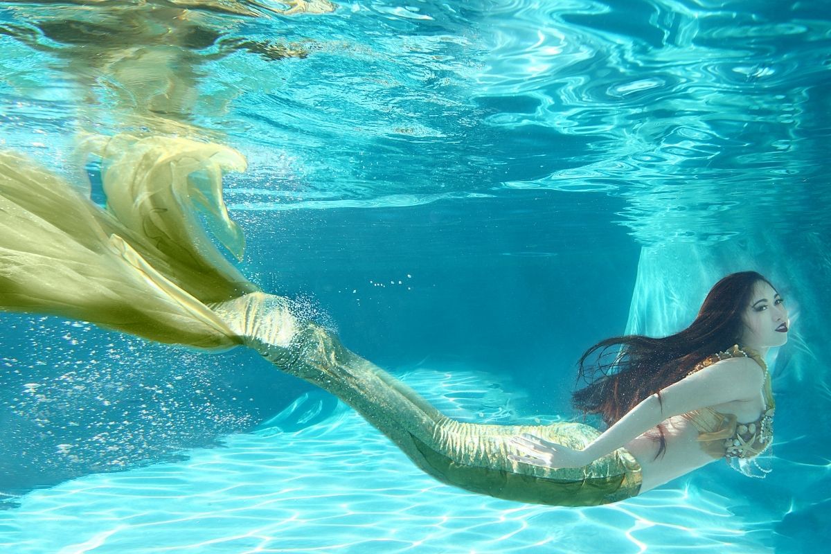 Plávanie vyučujú skúsení lektori v bazénoch (zdroj obrázku: canva.com)