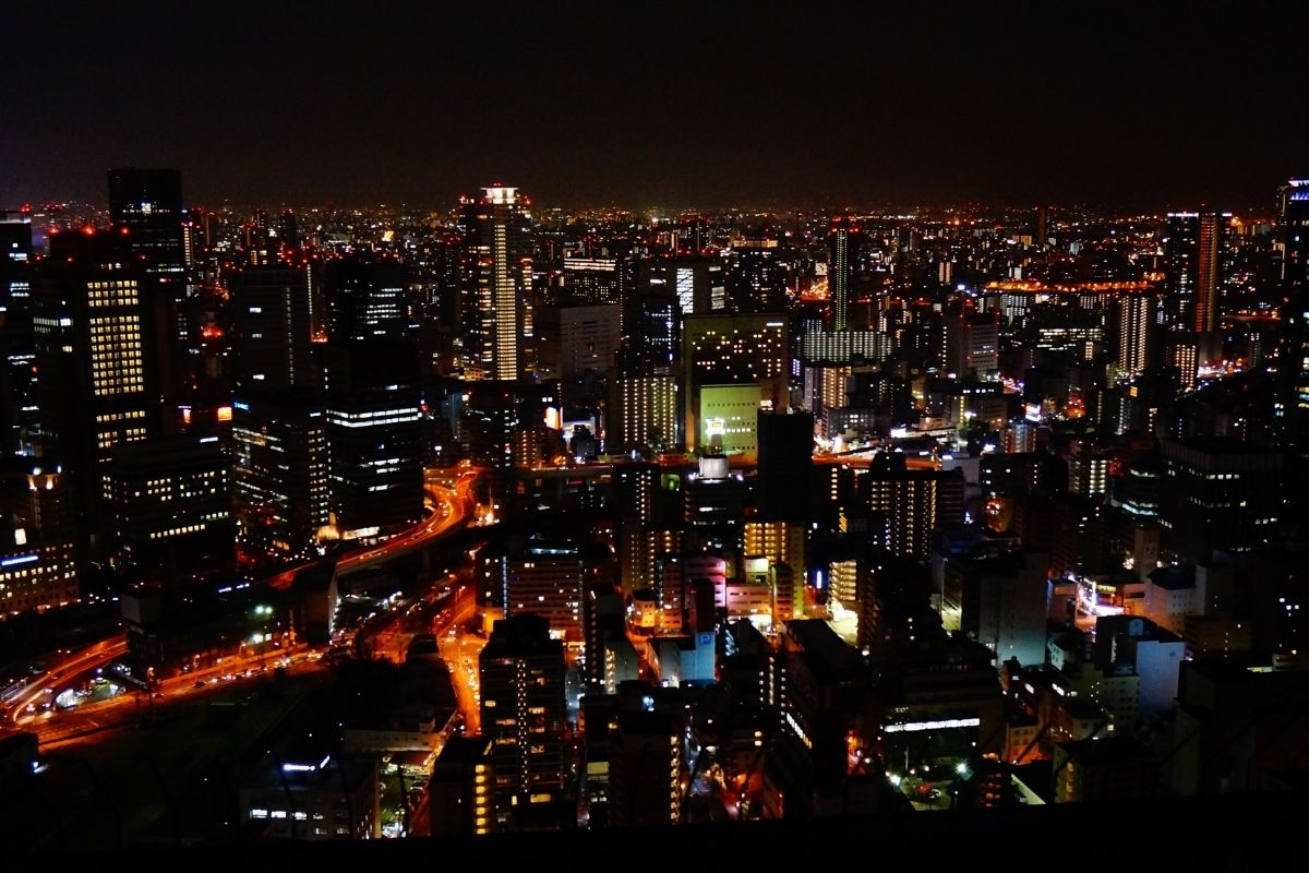Pohľad na mesto Osaka v noci (zdroj obrázku: canva.com)