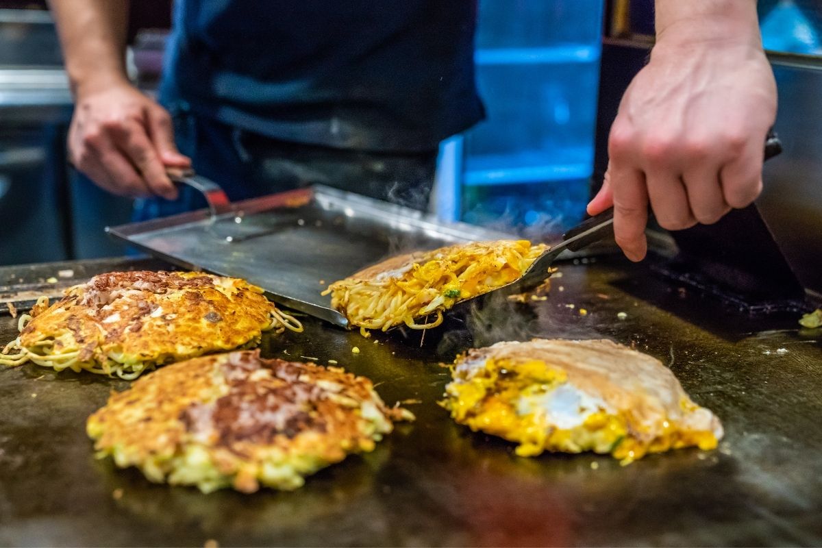 Príprava palacinky Okonomiyaki (zdroj obrázku: canva.com)