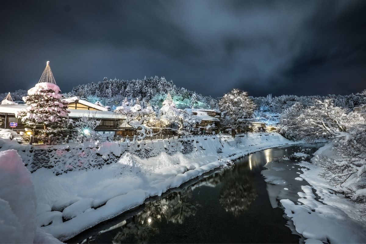 Mesto Takayama má jedinečnú atmosféru aj počas zimy (zdroj obrázku: canva.com)