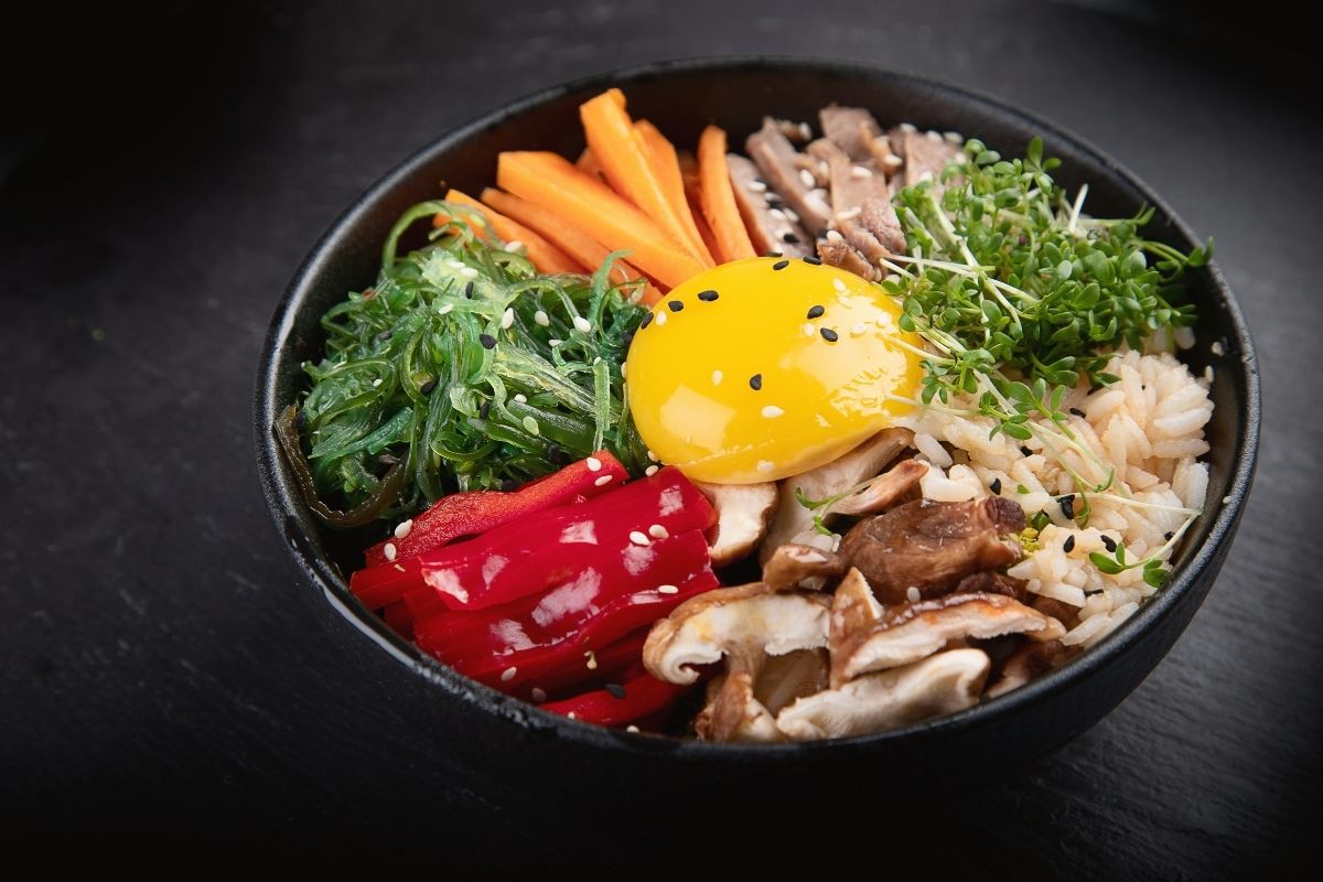 Bibimbap (zdroj obrázku: canva.com)