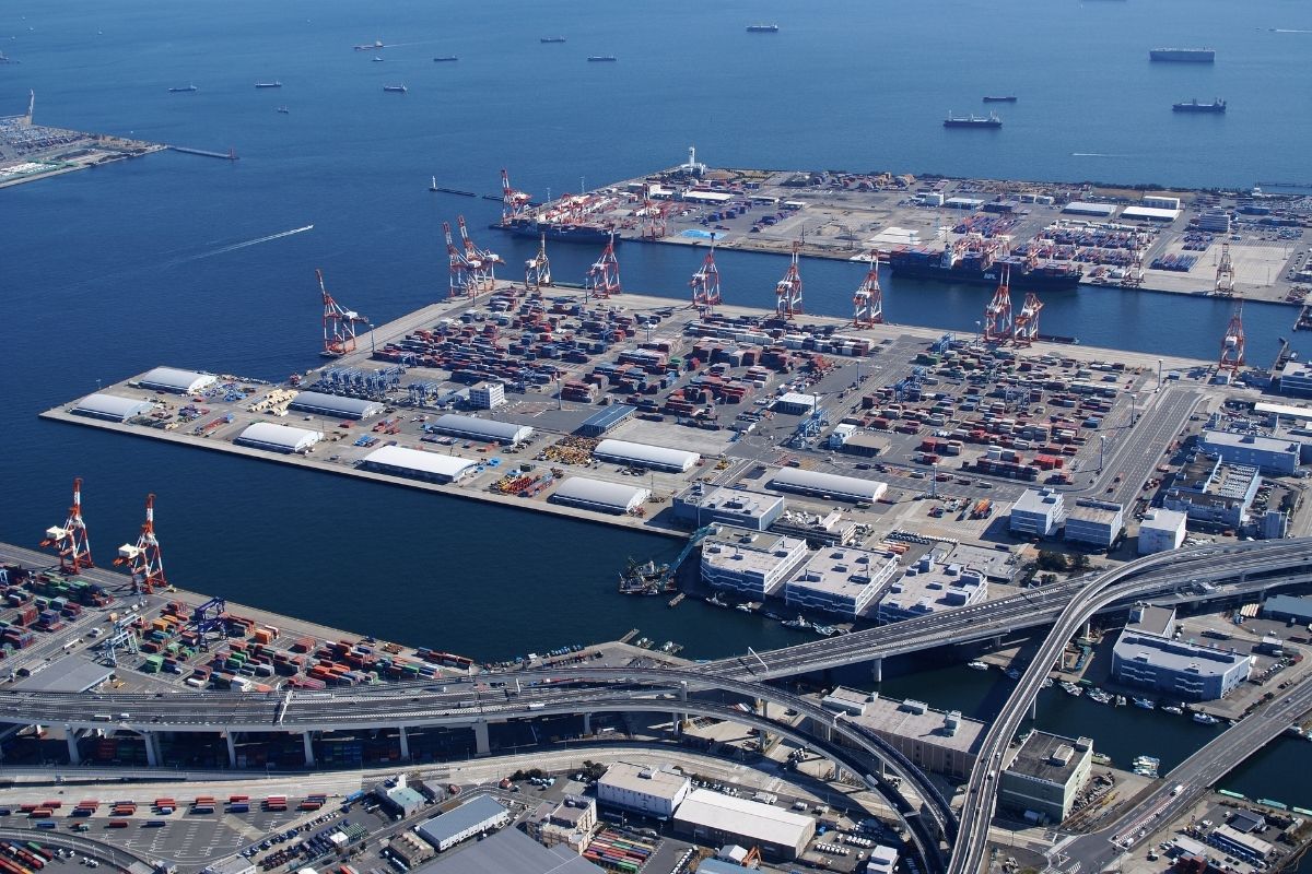 Časť prístavu v Johokame (zdroj obrázku: canva.com)