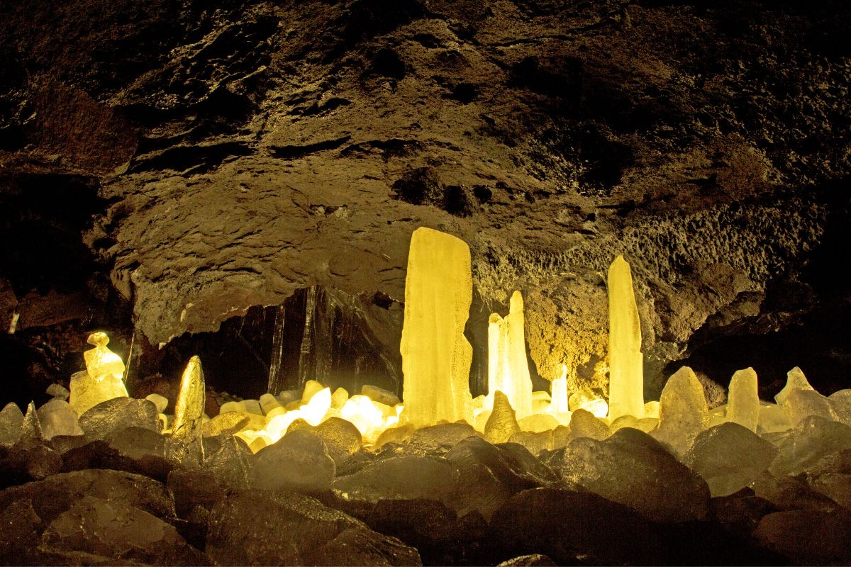 Ľadová jaskyňa Narusawa (zdroj obrázku: canva.com)