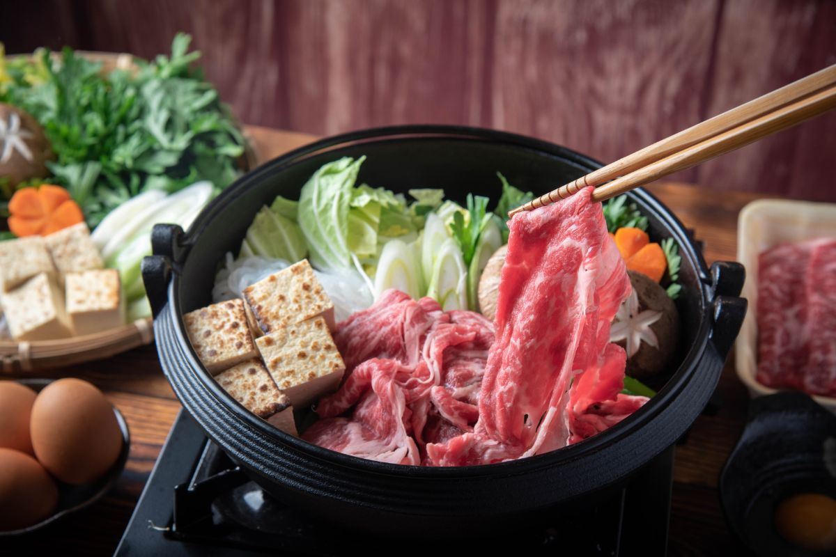 Sukiyaki (zdroj obrázku: canva.com)