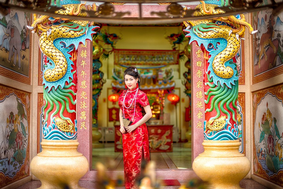 Šaty cheongsam (zdroj obrázku: canva.com)