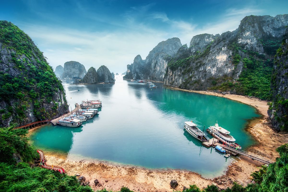 Zátoka Ha Long Bay patrí medzi najvyhľadávanejšie miesta vo Vietname (zdroj obrázku: canva.com)