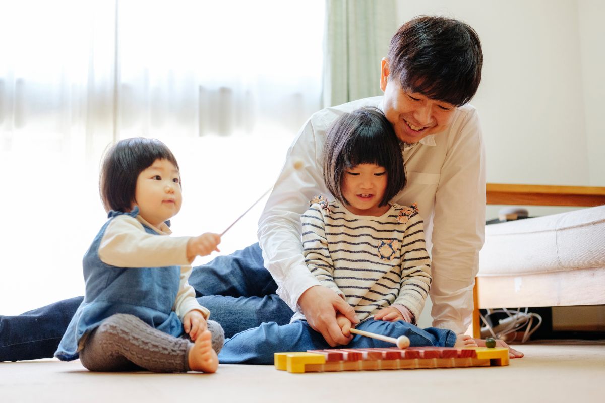 Japonské rodiny sa môžu rozhodnúť, kde chcú vychovávať svoje deti (zdroj obrázku: canva.com)