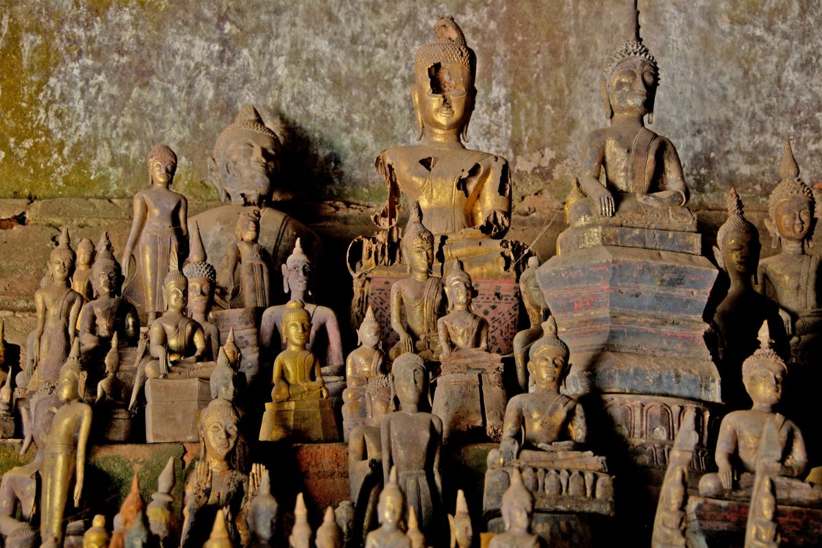 Sochy Budhu v jaskyniach Pak Ou (zdroj obrázku: canva.com)