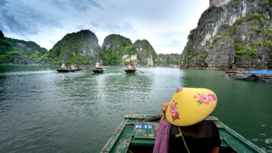 Plavba loďkou v zátoke Ha Long Bay (zdroj obrázku: canva.com)