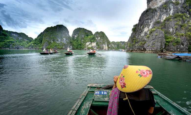 Plavba loďkou v zátoke Ha Long Bay (zdroj obrázku: canva.com)