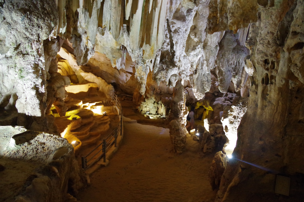 Jaskyne v národnom parku Phong Nha-Ke Bang (zdroj obrázku: canva.com)