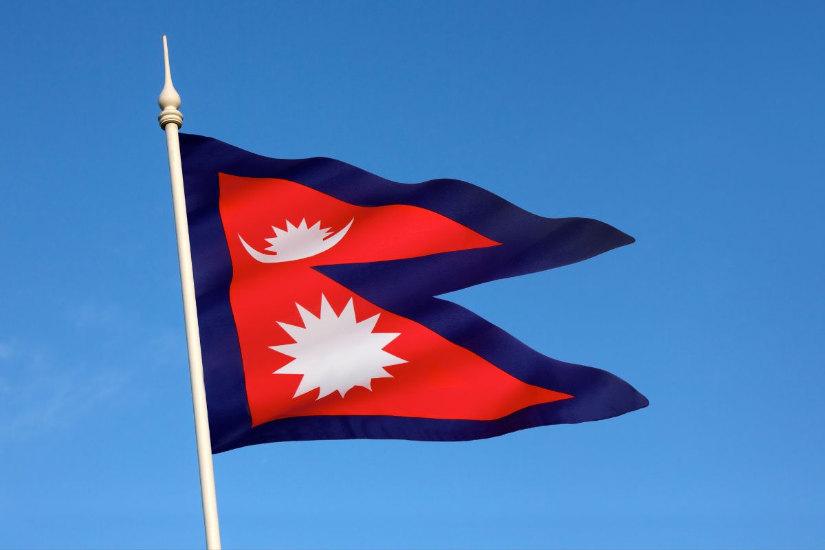 Nepál má vlajku špeciálneho tvaru (zdroj obrázku: canva.com)
