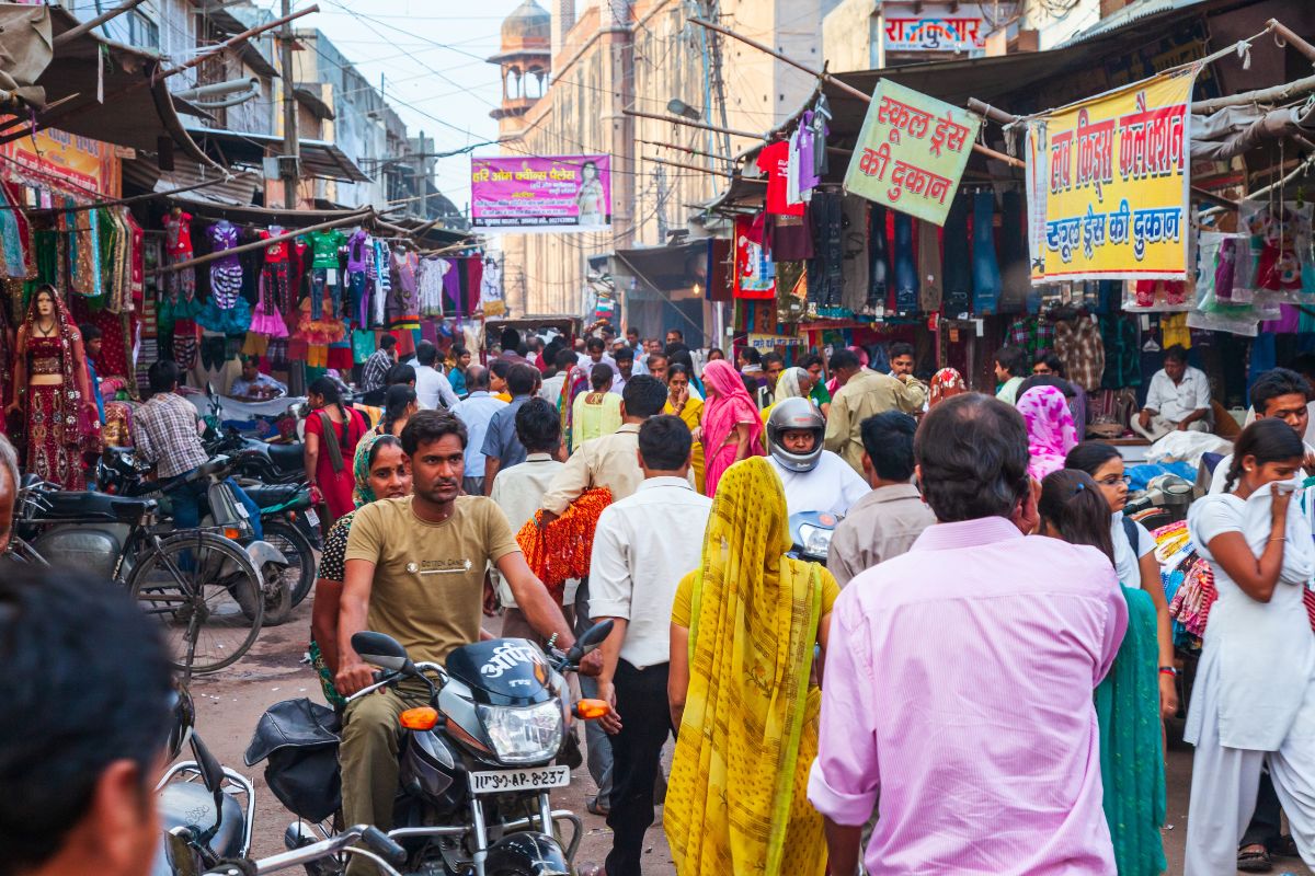 Oficiálny počet ľudí žijúcich v Indii je neznámy (Zdroj obrázku: canva.com)