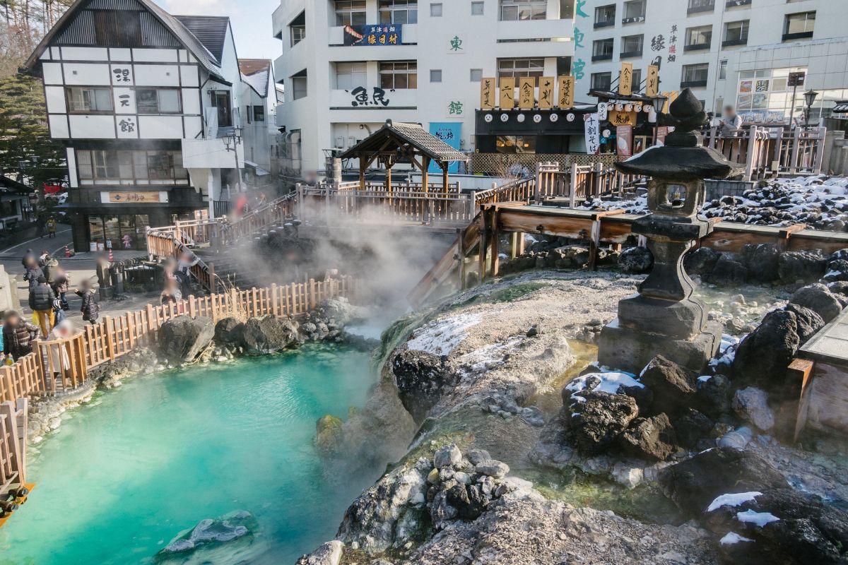 Tradičný japonský kúpeľný dom Onsen (zdroj obrázku: canva.com)