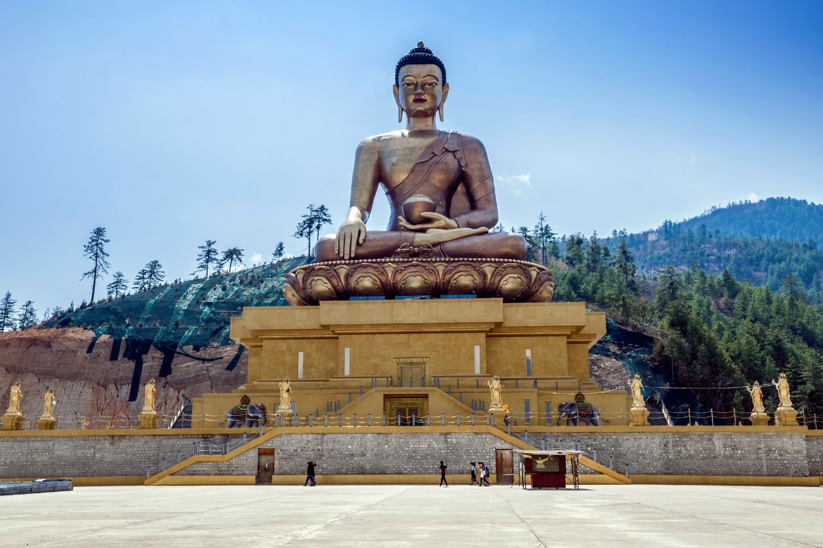 Veľký Budha Dordenma je obrovská socha Budhu Šákjamuniho v horách Bhutánu (zdroj obrázku: canva.com)