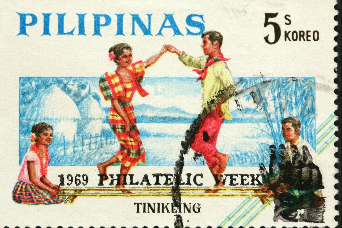 Tradinčý tanec tinikling je znázornený na poštovej známke (zdroj obrázku: canva.com)