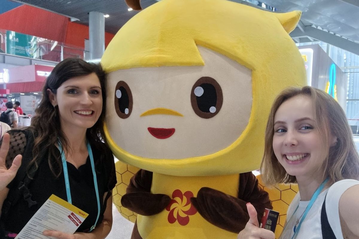 Michaela Královičová a Tatiana Dzurišová s maskotom 134. vydania Canton Fair (zdroj: vlastné). 