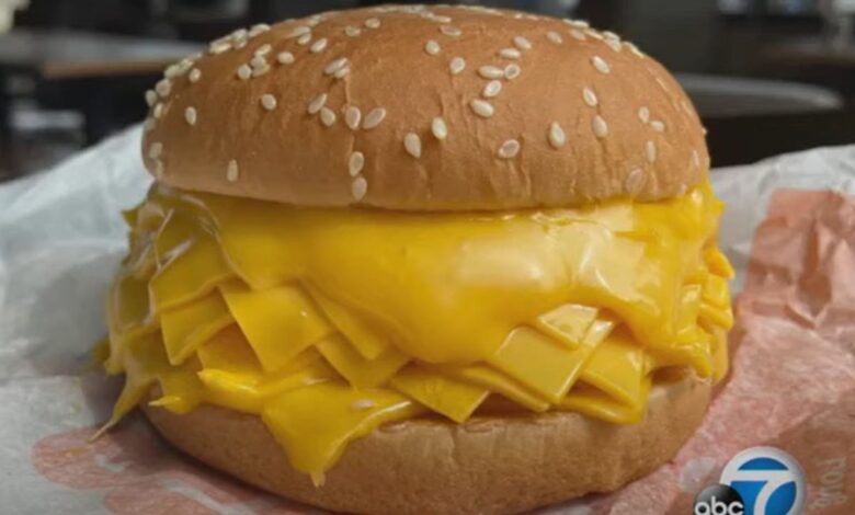 Burger King predstavil burger s 20-timi plátkami syra (reprofoto youtube.com/ABC 7 Chicago)