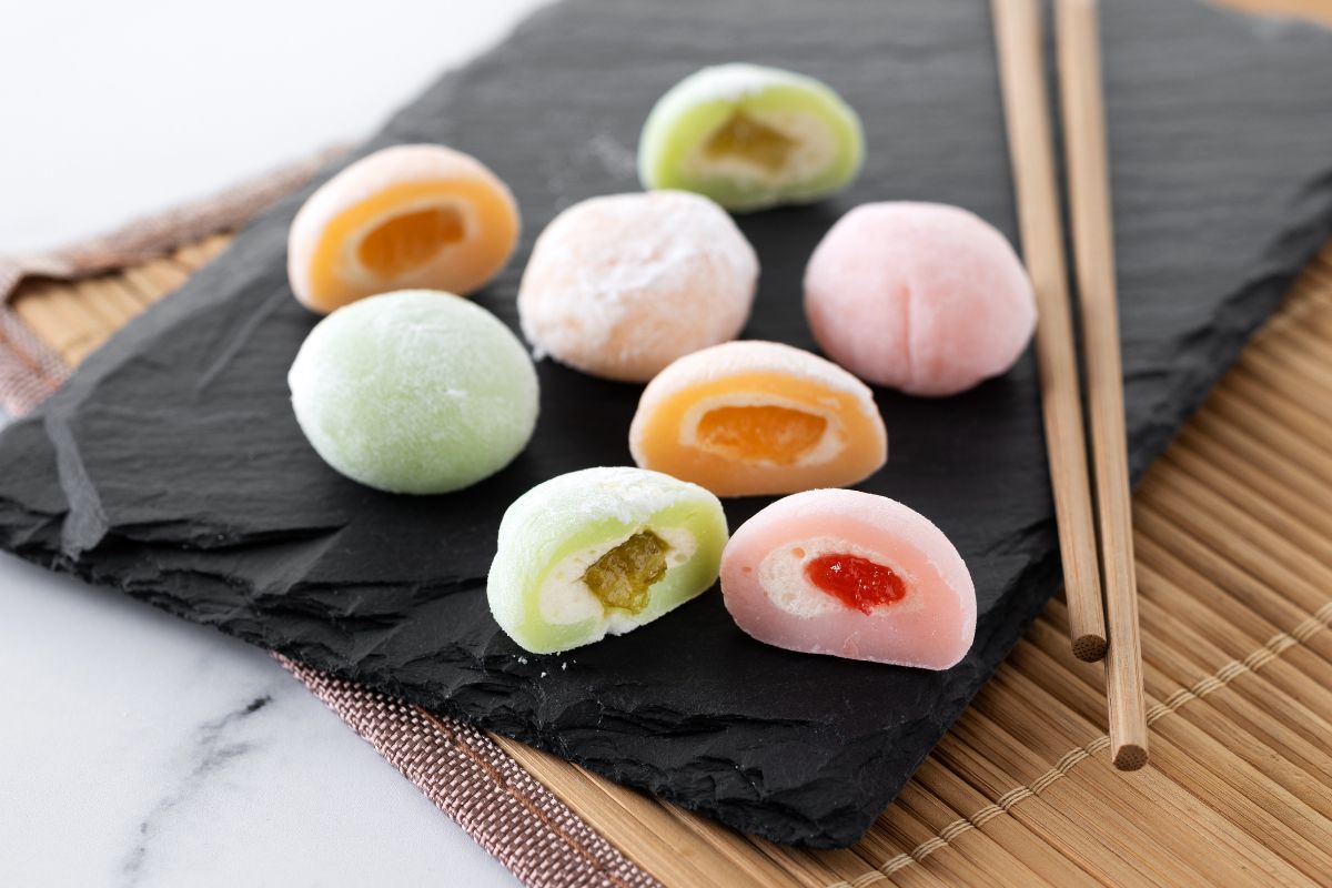 Japonský mochi koláčik skrýva sladkú náplň (zdroj obrázku: canva.com)