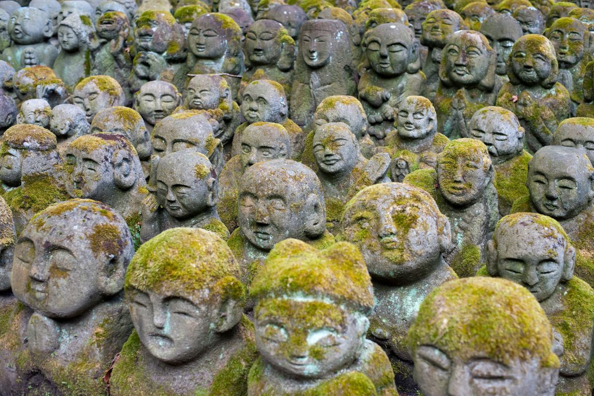Kamenné postavičky v Otagi Nenbutsu-Ji, Kjóto (zdroj obrázku: canva.com)