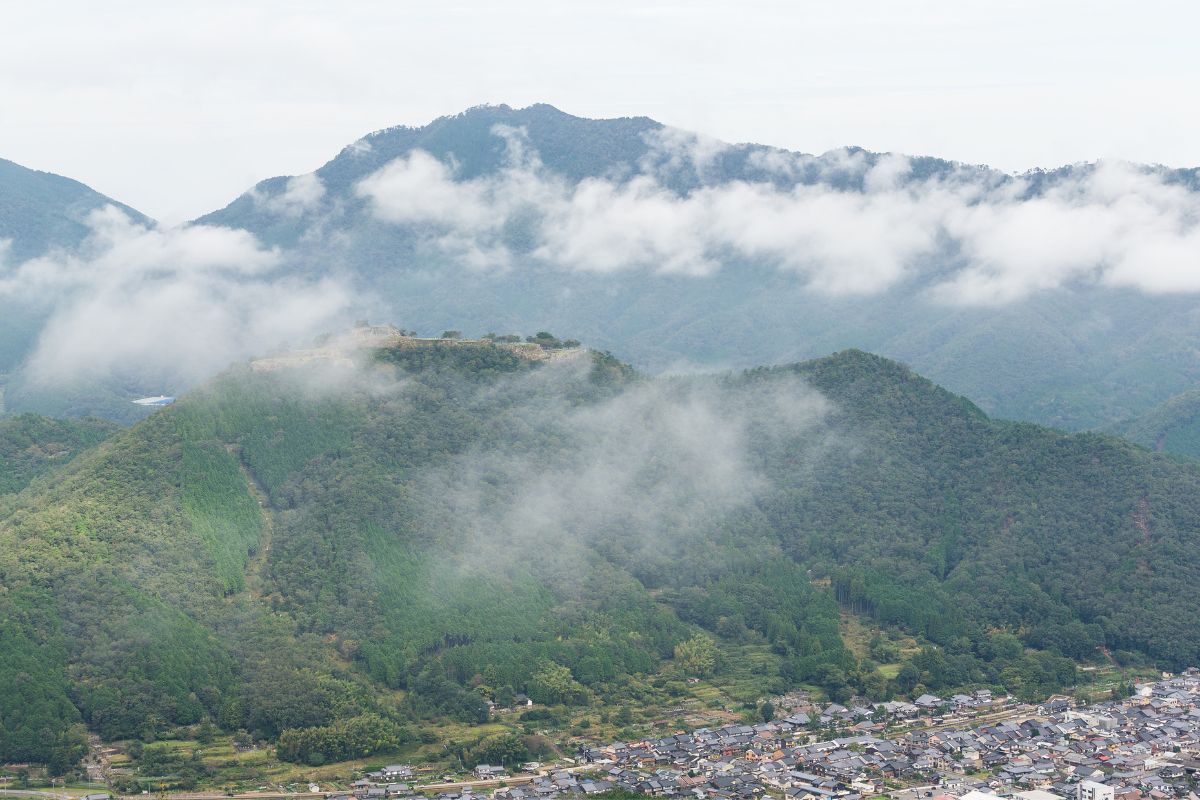Ruiny hradu Takeda sa nachádzajú na vrchole kopca (zdroj obrázku: canva.com)